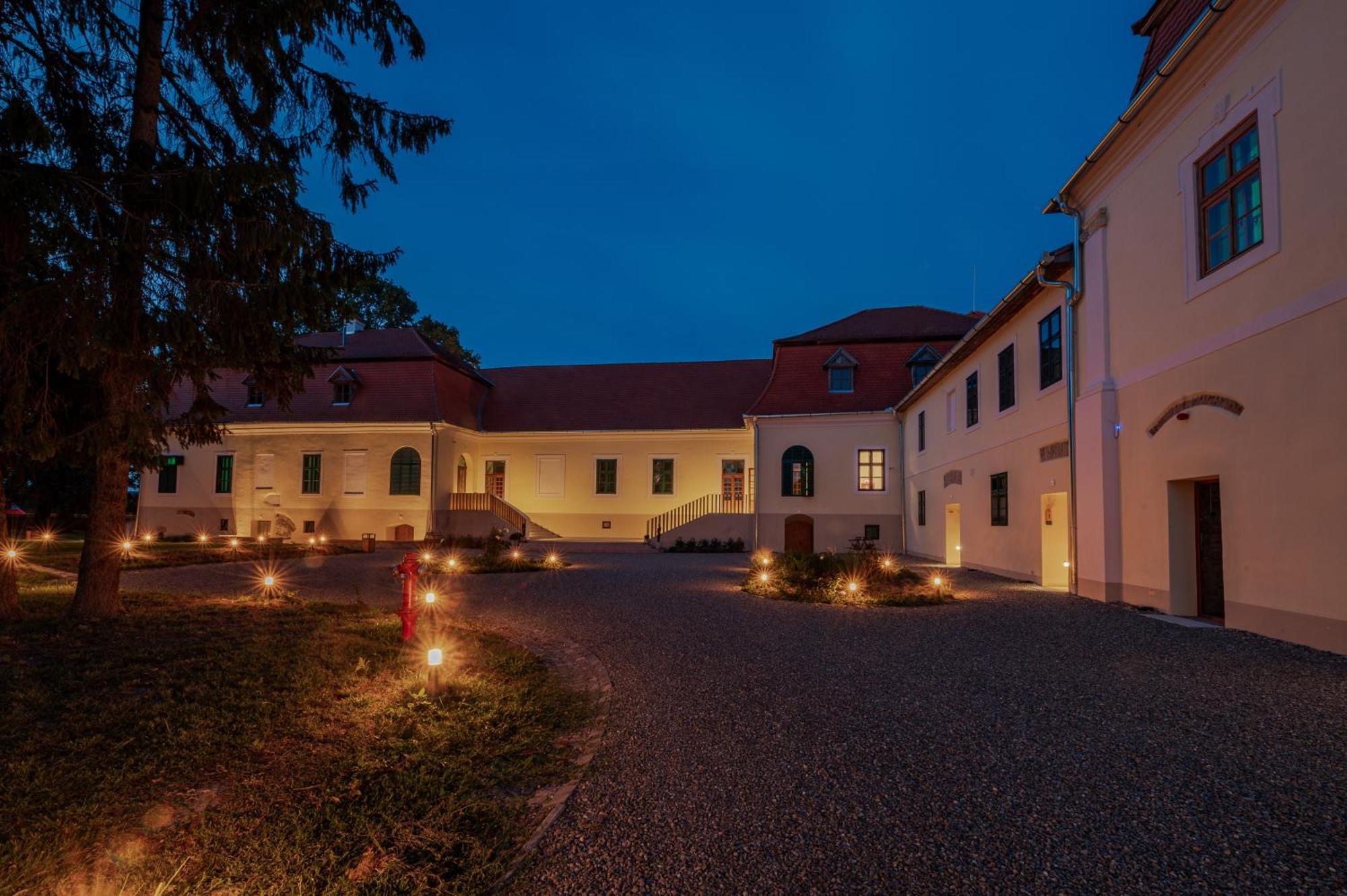 Ugron Castle Fiatfalva Cristuru Secuiesc Exteriér fotografie