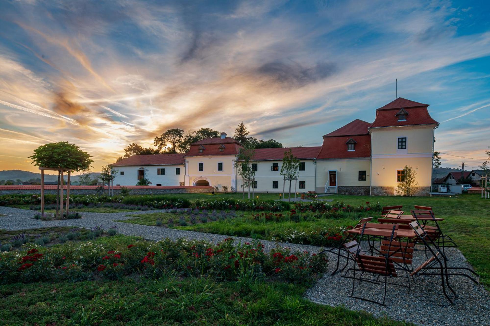Ugron Castle Fiatfalva Cristuru Secuiesc Exteriér fotografie